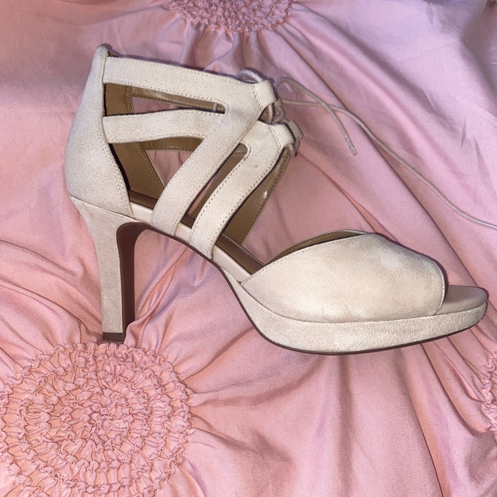 BEAUTIFUL AND COMFY CLARKS HEEL SIZE 10